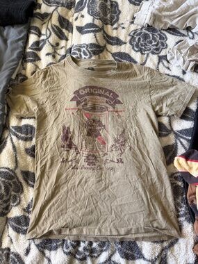 Short-Sleeve Graphic Tee in Olive with Maroon Print